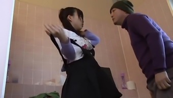 Jeune Japonaise Docile Offerte Toilettes Pervers