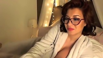She Dildos Her Pussy To Orgasm On Webcam