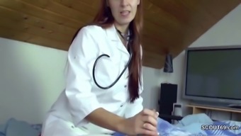 Geile Krankenschwester Hiflt Patienten Mit Einem Handjob