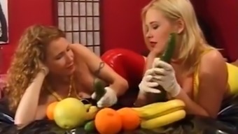 Danske Lesbiske Har Det Sjovt Med Frugt - Dina Og Jessica