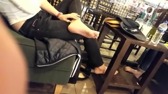 Girls Sexy Soles Hot Bare Feets Toes In Cafe