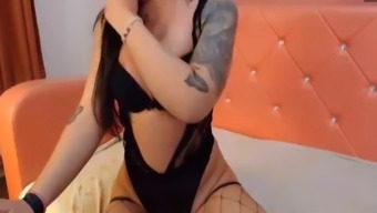 Shemale With Perfect Booty Shows On Cam