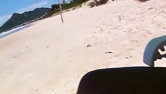 She Fingers Her Pussy At The Beach - Masturbando Na Praia