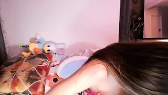 Cute Amateur Webcam Teen Girl Toying Pussy On Webcam