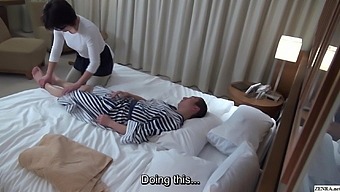 Japanese Hotel Massage – Mature Masseuse Gives Handjob
