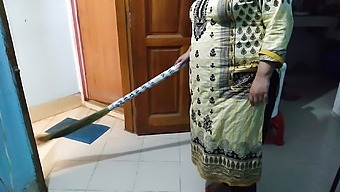 Neighbor Fucks Tamil Hot Aunty While Sweeping The House - Indian Sex