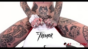 Inked Vampire Babe Amber Luke Cums On Tremor Sybian