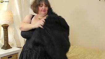 Naughty Big Breasted Bbw Playing With Herself - Maturenl