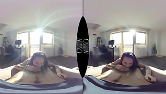 Zoe Is A Hot Amateur In Virtual Reality