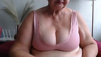 Mature Woman With Big Butt And Saggy Breasts Enjoys Solo Play
