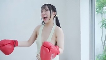 Toon Suave Con Una Chica Asiática Japonesa En Un Atuendo Fronterizo Bolero