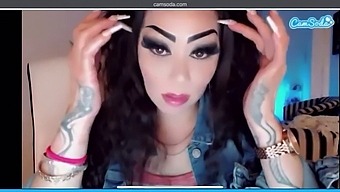 Asian Beauty Flaunts Her Big Butt On Webcam