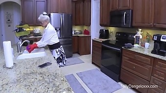 Hd Video Of A Big Ass Blonde Granny In Heels
