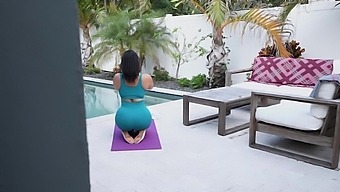 Ashlyn Peaks' Yoga Routine And Doggy Style Fucking With A Big Natural Tits