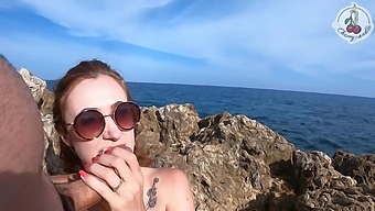 Fitness Enthusiast Gives Passionate Oral Sex And Beachside Intercourse To Boyfriend
