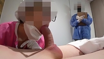 ممرضة يابانية تنغمس في متعة البروستاتا وركوب الديك الكبير لمريضها