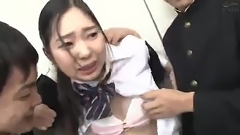 Japansk Kvinna Hänger Sig Åt Explicit Muntlig Njutning