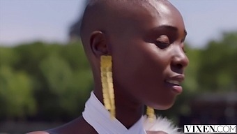 Belleza Africana Experimenta Su Primera Penetración Profunda Con Una Polla Gruesa