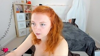 Wulpse Roodharige Milf Onthult Haar Rondingen Voor De Webcam